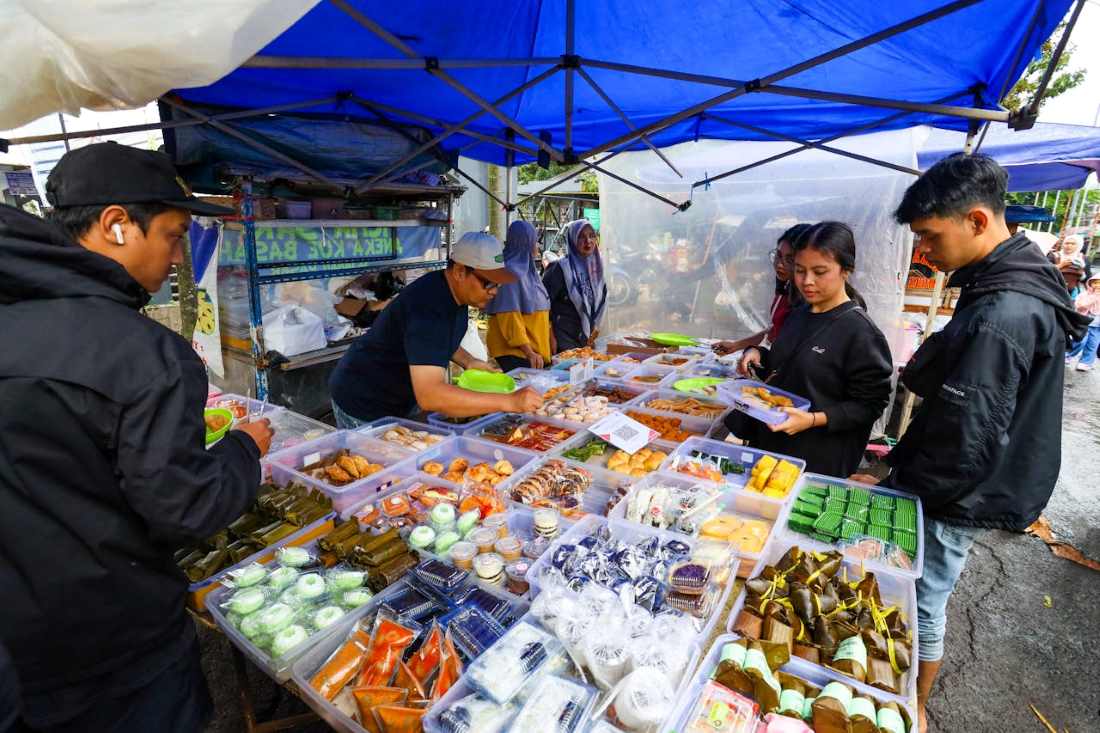 The Afternoon Thaw – Indonesia’s Liquid Dessert Culture Indonesian sweet ice carts