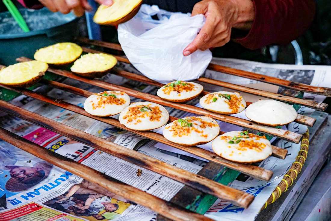 Indonesia Street Food For First-Timers: Reworking The Meta Indonesia street food seller readying her wares